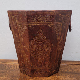 Vintage Italian tooled leather waste bin. It has been sourced locally and is in good original detailed condition. Please view photos as they help form part of the description.