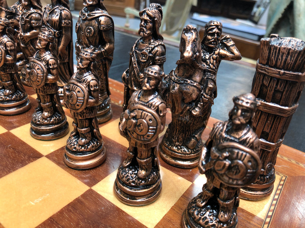 Lovely vintage chess set of handcrafted Takaka chess pieces from Crisan Craft in good condition, made in New Zealand.Chess board not included.
