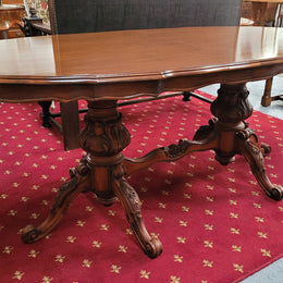 Antique Victorian style oval dining table. Table is good original detailed condition table can extend but doesn't have leaves.