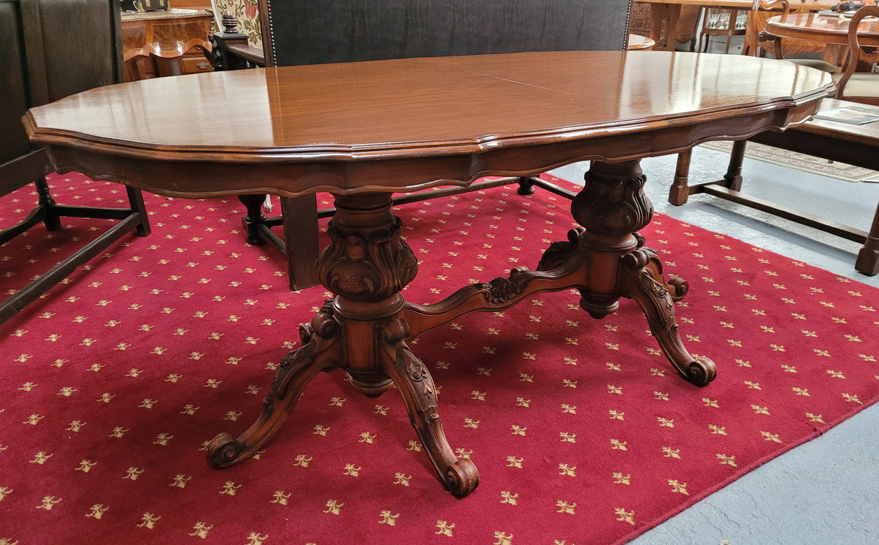 Antique Victorian style oval dining table. Table is good original detailed condition table can extend but doesn't have leaves.