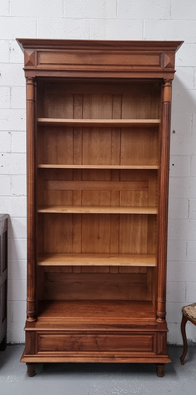 Grand French Henry II style open bookcase with four fully adjustable shelfs and one drawer at the bottom. It is in good original detailed condition.