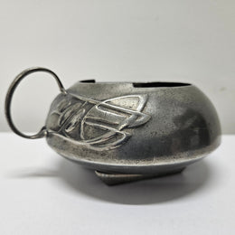 Arts and Crafts English pewter bowl in good original condition. Please see photos as they form part of the description.