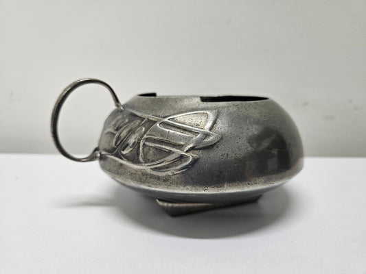 Arts and Crafts English pewter bowl in good original condition. Please see photos as they form part of the description.