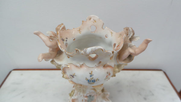 A very Beautiful Sitzendorf Cherub Vase with amazing details in very good condition.