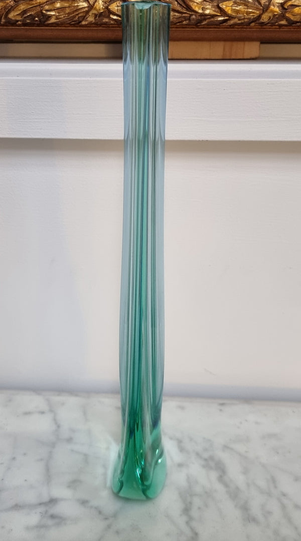 Beautiful green Murano style glass vase, it is in good original condition with no chips or cracks. Please view photos as they help form part of the description.