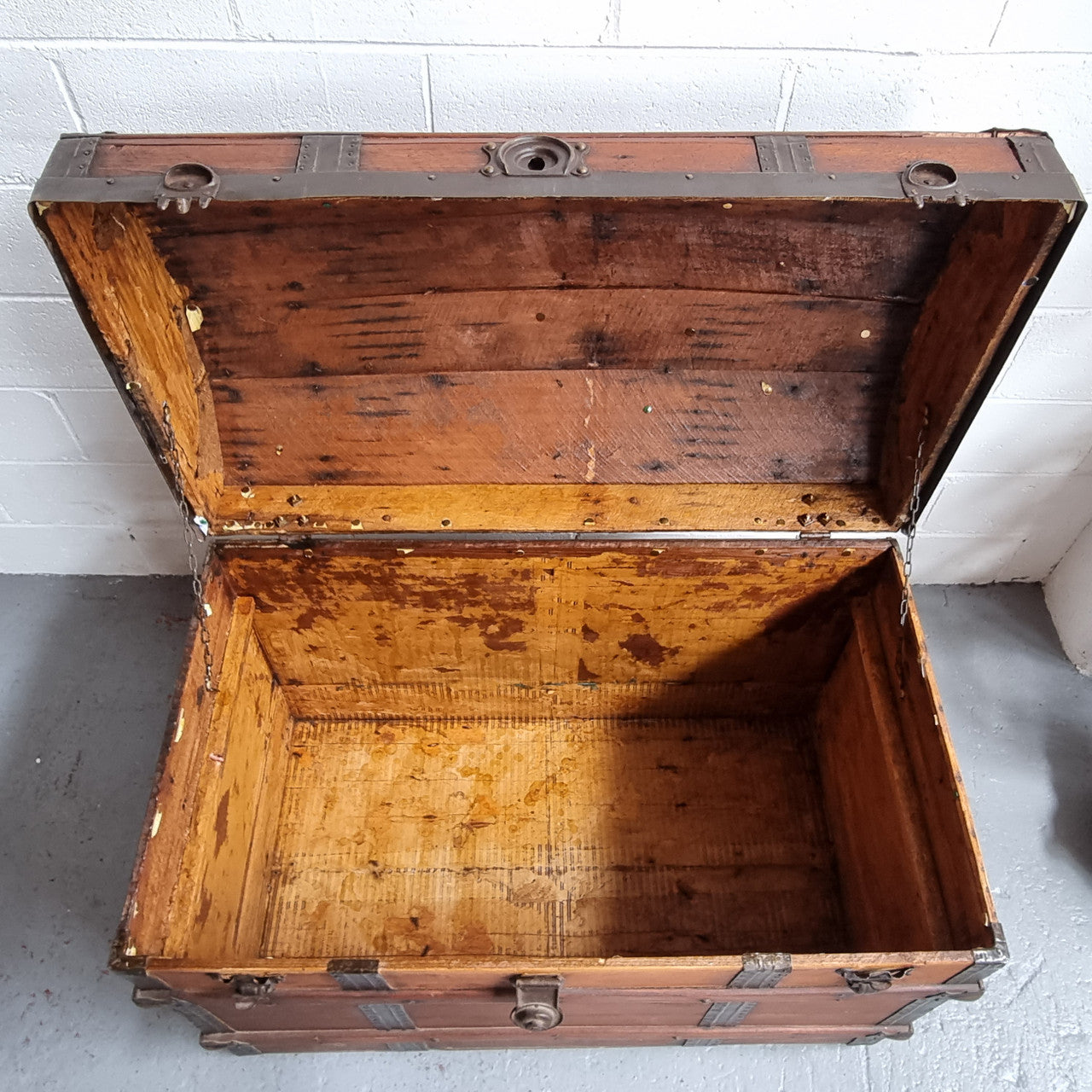 Late Victorian Saratoga dome top travelling trunk. It is in good detailed condition. Please see photos as it forms part of the description.