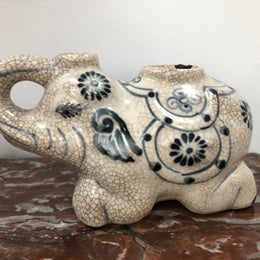 An interesting vintage Oriental ceramic Elephant. In good original condition.