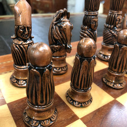 Lovely vintage chess set of handcrafted Takaka chess pieces from Crisan Craft in good condition, made in New Zealand.