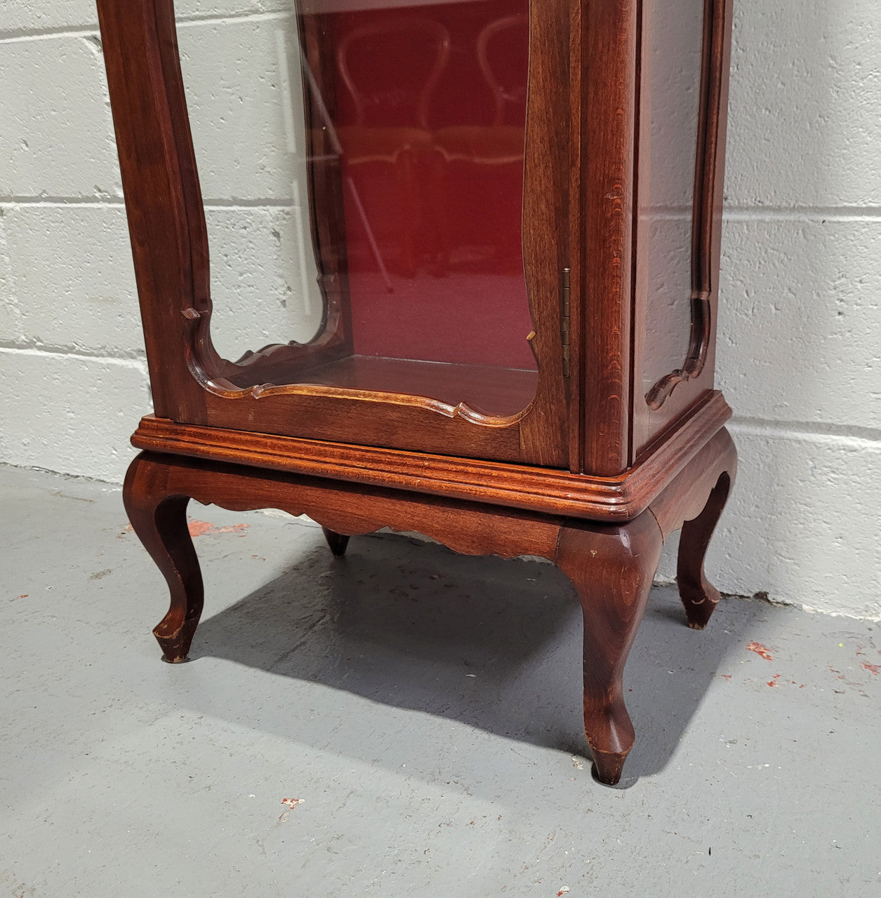 French Louis XV style compact display cabinet with marble top. It is of pleasing proportions with a lovely maroon fabric back and two glass shelves. In good original detailed condition.