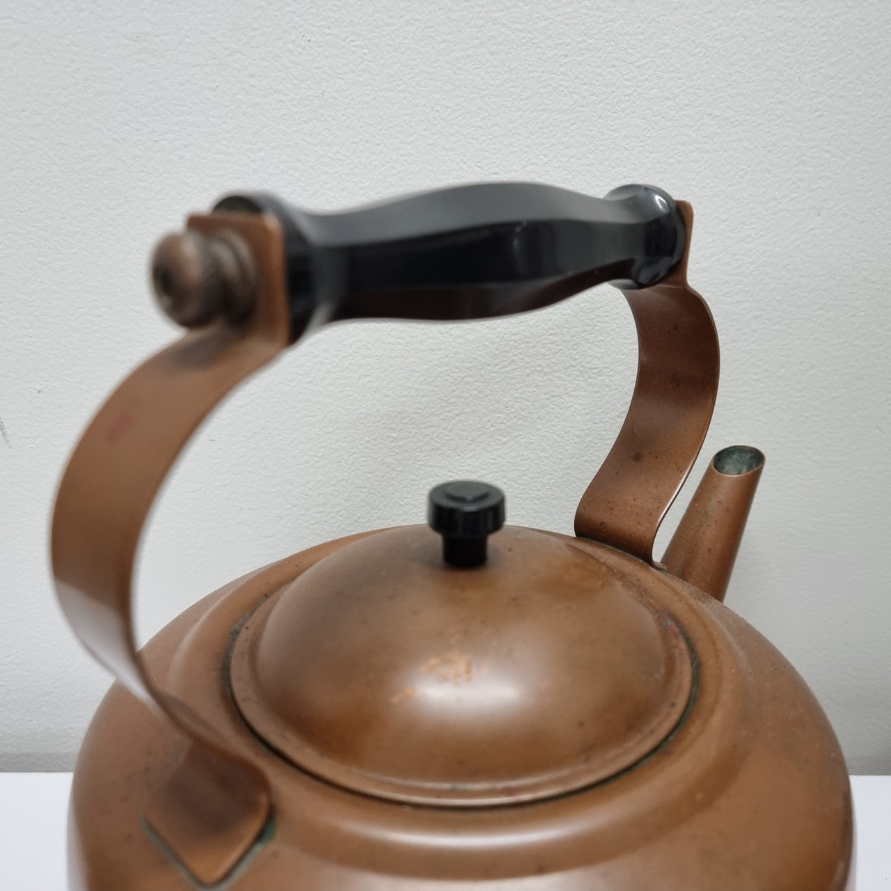 Great condition vintage copper kettle with black handle. Please view photos as they help form part of the description.