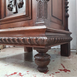 A French Henry II style, single walnut bedside cabinet, with finely carved detailing, a inset marble top, a drawer and cupboard with three shelves in good original condition.