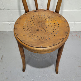 Lovely Antique bentwood chair with gorgeous star decoration. In good original conditions.