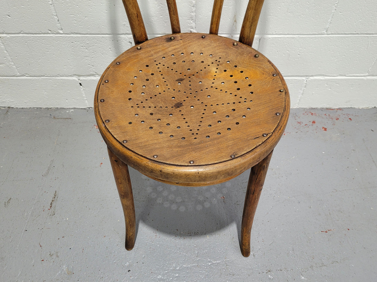 Lovely Antique bentwood chair with gorgeous star decoration. In good original conditions.