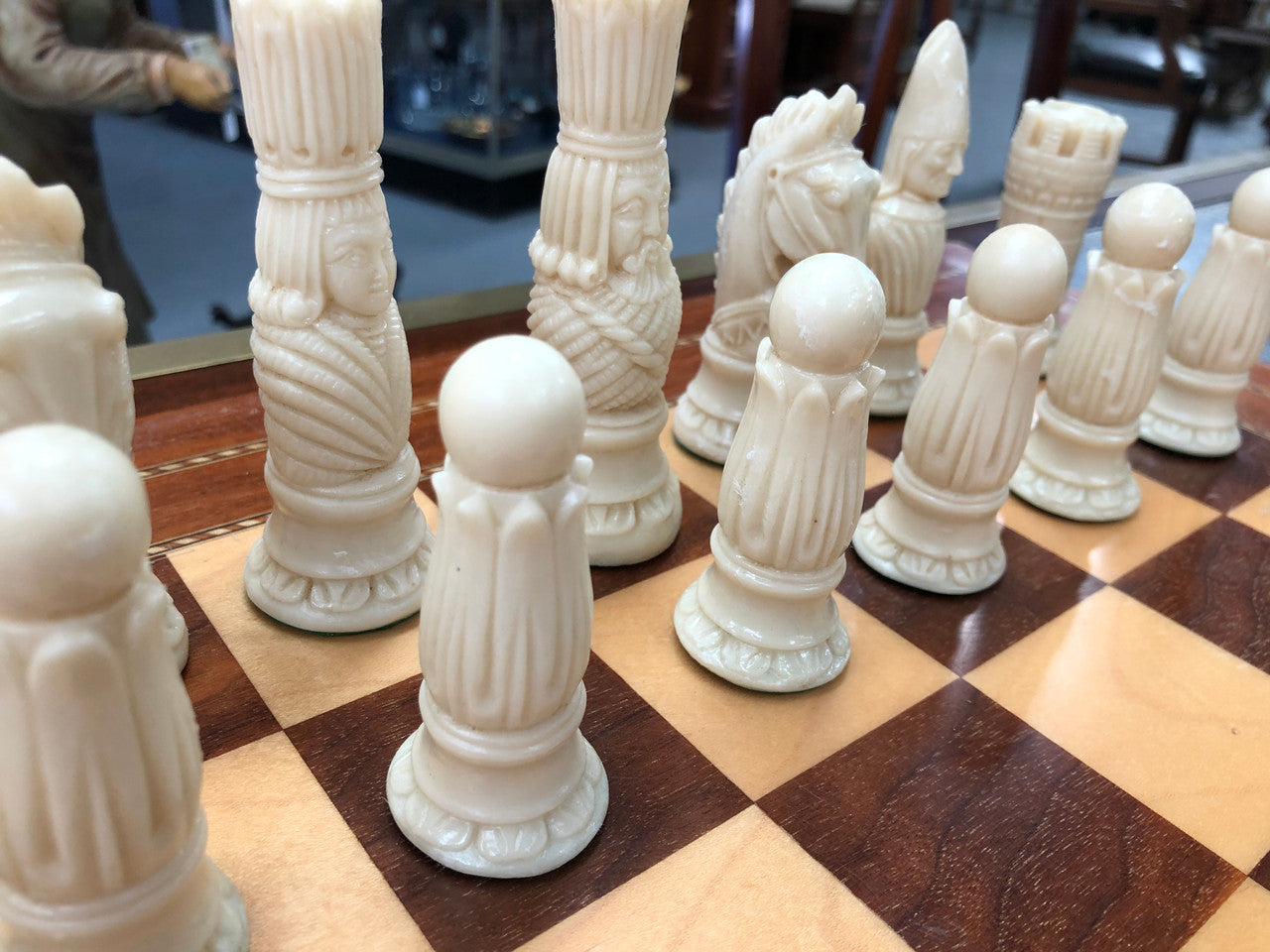 Lovely vintage chess set of handcrafted Takaka chess pieces from Crisan Craft in good condition, made in New Zealand.