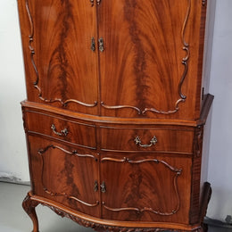 1950’s Chippendale Style Flame Mahogany Four door Bar. The top section has glass shelves and a mirrored pull out tray for storing glasses, decanters & serving etc. It also has a silver presentation plaque to the Mayor of Hawthorn 1958. The bottom section is for storage bottles etc. A stunning and practical piece.