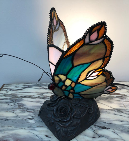 Beautiful Tiffany style Butterfly table lamp, it is in good working order with no damage.