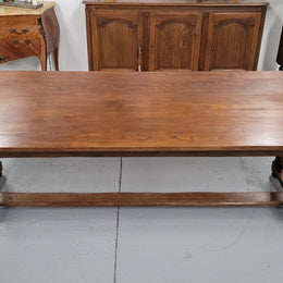 French oak pedestal farmhouse style dining table, sourced from France and in good original detailed conditions. Please see pictures to form part of the description.