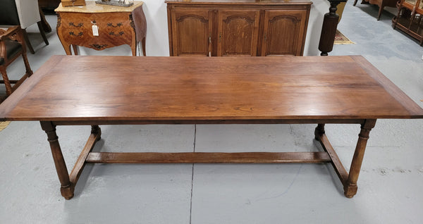 French oak pedestal farmhouse style dining table, sourced from France and in good original detailed conditions. Please see pictures to form part of the description.