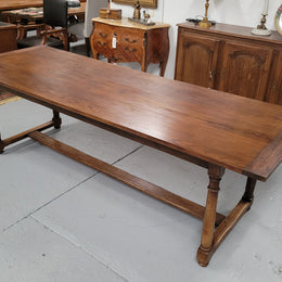 French oak pedestal farmhouse style dining table, sourced from France and in good original detailed conditions. Please see pictures to form part of the description.