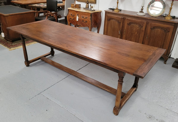 French oak pedestal farmhouse style dining table, sourced from France and in good original detailed conditions. Please see pictures to form part of the description.