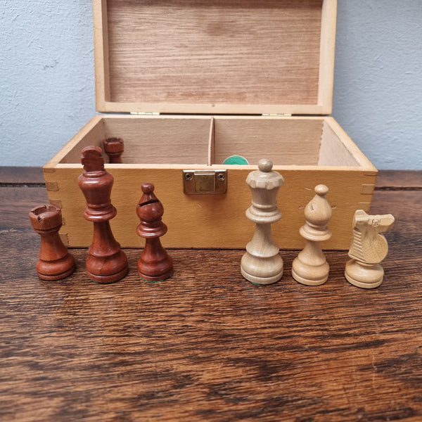 Excellent condition vintage chess set in its original wooden box.  Please see photos as they form part of the description.