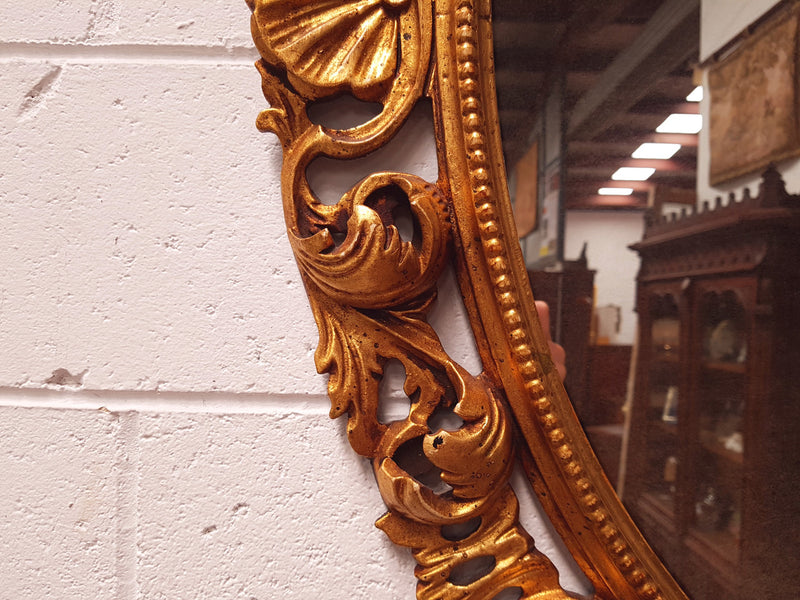 A beautiful 19th century Italian decorative gilt carved oval wall mirror and in good original condition.