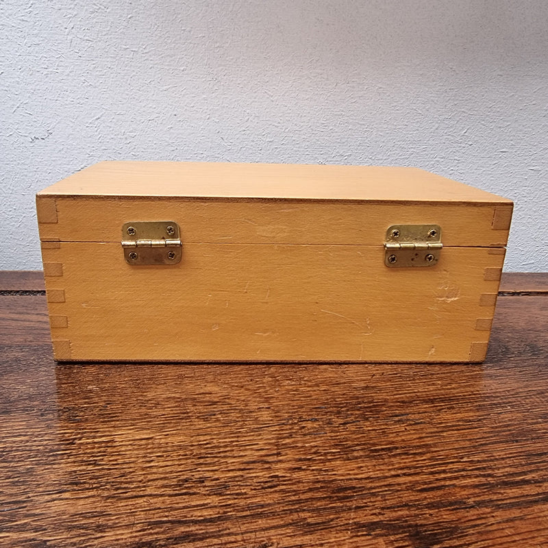 Excellent condition vintage chess set in its original wooden box.  Please see photos as they form part of the description.