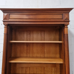 Grand French Henry II style open bookcase with four fully adjustable shelfs and one drawer at the bottom. It is in good original detailed condition.