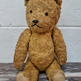 Part of a huge collection is this Beautiful old vintage teddy bear in original condition. The growler is not working but his just gorgeous anyway.