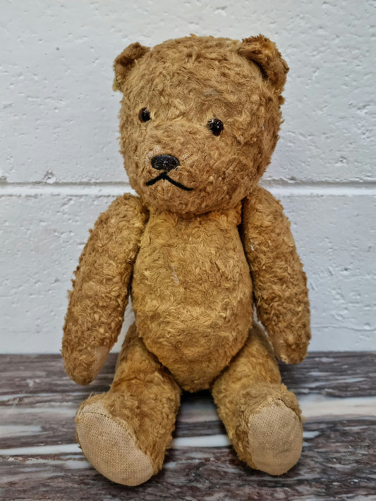 Part of a huge collection is this Beautiful old vintage teddy bear in original condition. The growler is not working but his just gorgeous anyway.