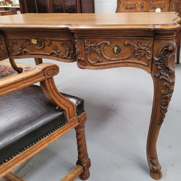 19th Century Louis 14th style quality French carved Oak bureau plat. It has three lockable deep drawers and beautifully carved legs. It has been sourced from France and is in good original detailed condition.