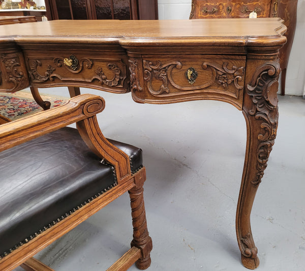 19th Century Louis 14th style quality French carved Oak bureau plat. It has three lockable deep drawers and beautifully carved legs. It has been sourced from France and is in good original detailed condition.