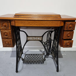 Beautiful Singer sewing machine in an Oak case with six drawers, in mint condition for its age.