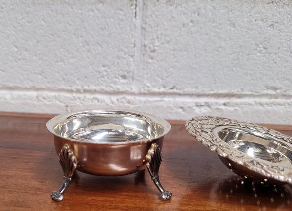 Beautiful and decorative Vintage Dutch Silver (90) tea strainer and stand. In good original condition.