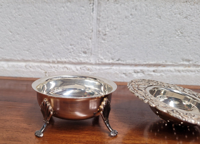 Beautiful and decorative Vintage Dutch Silver (90) tea strainer and stand. In good original condition.