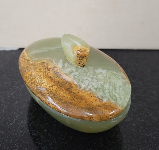 Stunning Vintage onyx marble trinket box and lid. It is in good original condition, please view photos as they help form part of the description.