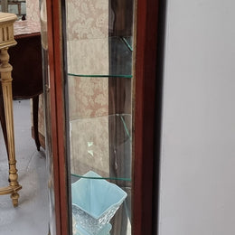 Beautiful French Louis XV style vitrine/ display cabinet with curved glass, gilt mounts, mirrored back and two glass shelves for your displays . It is in good original detailed condition.
