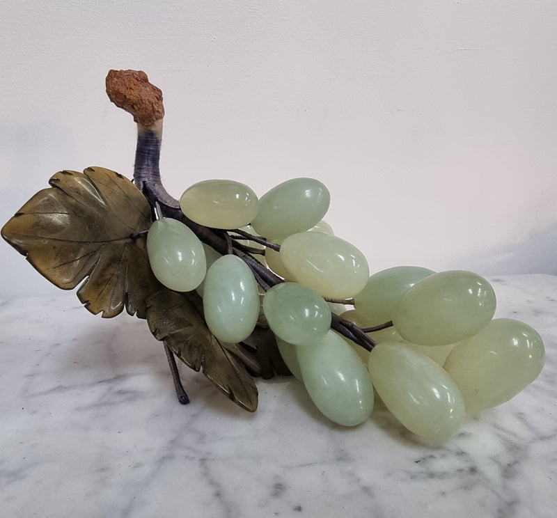 Stunning Vintage Chinese jade grapes that would make a lovely display. They arte in good original condition, please view photos as they help form part of the description.