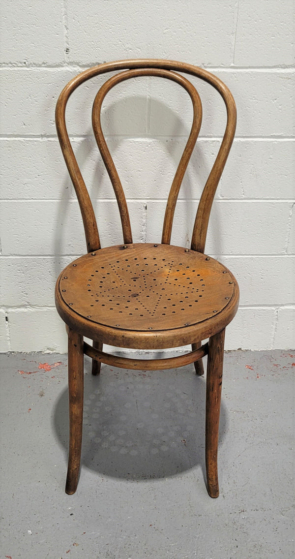 Lovely Antique bentwood chair with gorgeous star decoration. In good original conditions.