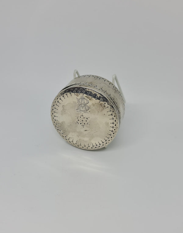 Gorgeous antique French silver trinket box / snuff box in great original condition.