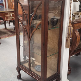 Art Deco single door display cabinet with two fixed glass shelves. It is in good original condition and has been sourced locally.