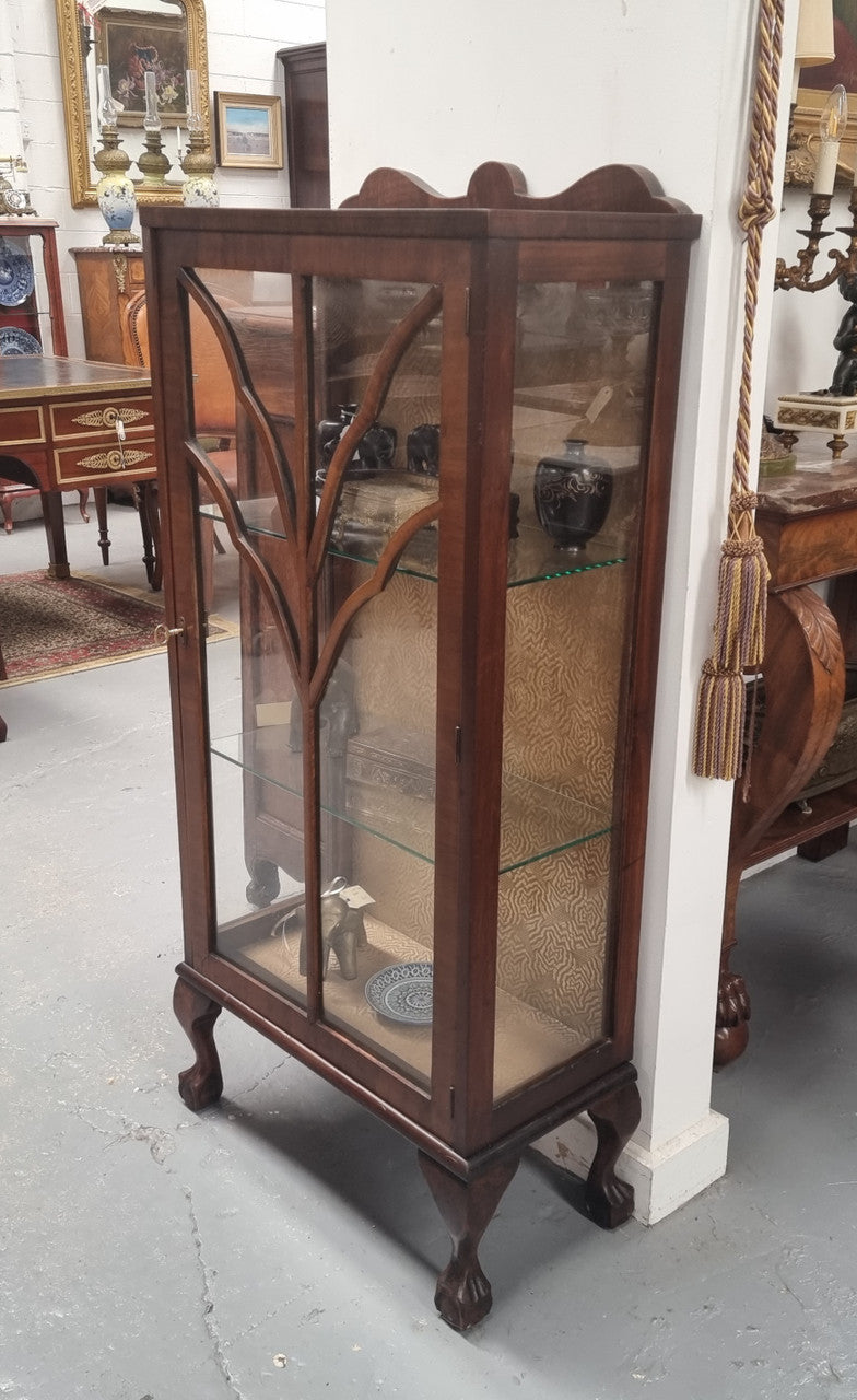 Art Deco single door display cabinet with two fixed glass shelves. It is in good original condition and has been sourced locally.