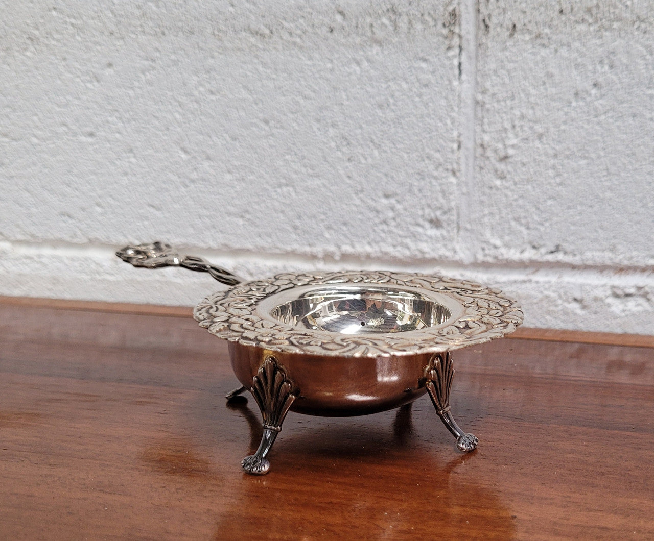 Beautiful and decorative Vintage Dutch Silver (90) tea strainer and stand. In good original condition.