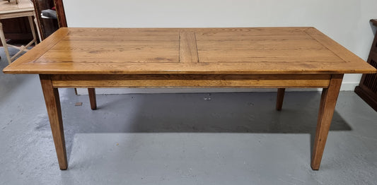 Fabulous Bespoke custom made Antique style American Oak Farmhouse Table. Made from reclaimed American Oak and is good original detailed condition.