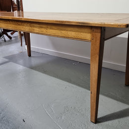 Fabulous Bespoke custom made Antique style American Oak Farmhouse Table. Made from reclaimed American Oak and is good original detailed condition.