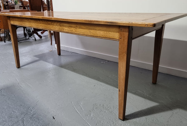 Fabulous Bespoke custom made Antique style American Oak Farmhouse Table. Made from reclaimed American Oak and is good original detailed condition.