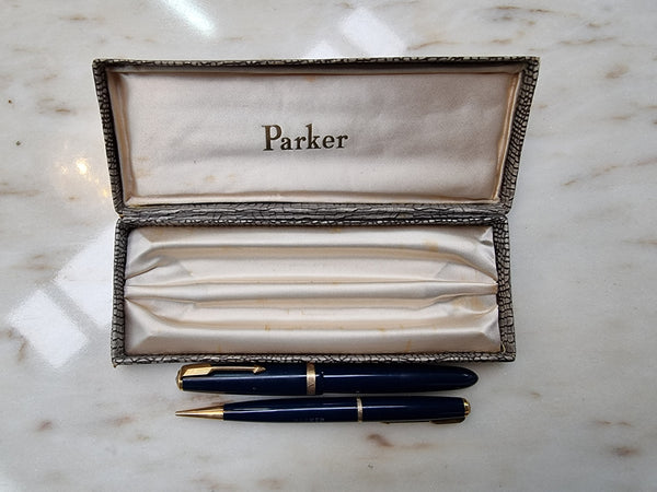 Lovely rare parker Duo Fold pen set . Fountain pen has a 14k Gold Nib. In original box.