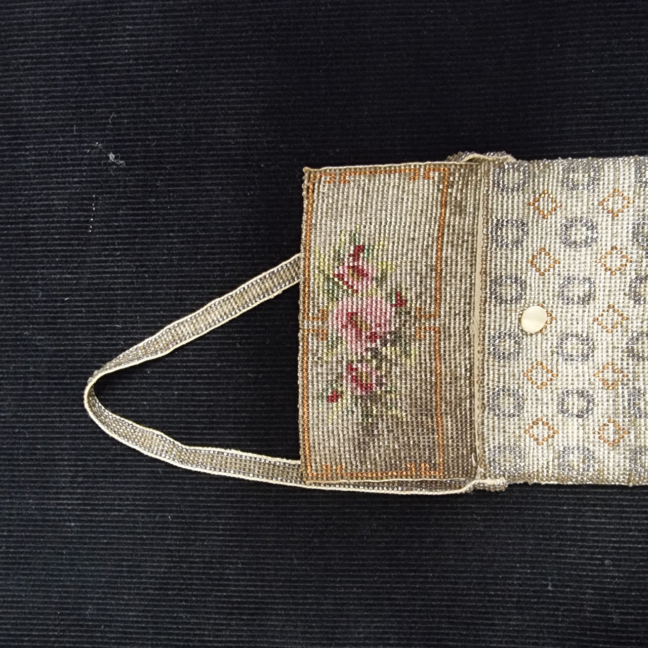 Superb 1920's flapper heavily beaded purse/evening bag. In good used condition for its age. Please view photos as they help form part of the description.