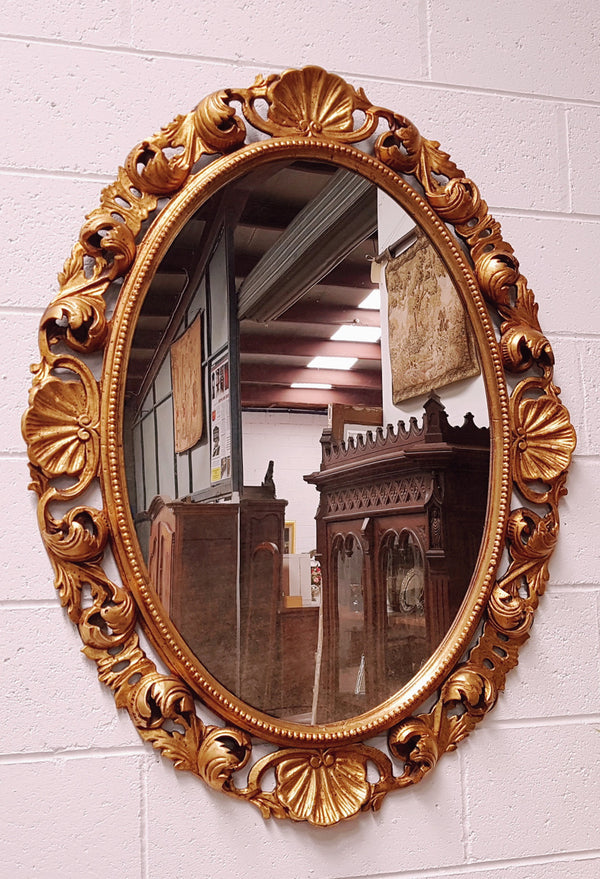 A beautiful 19th century Italian decorative gilt carved oval wall mirror and in good original condition.