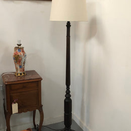 Oak Tudor style standard lamp that has been rewired and has a foot switch. In good original condition. 

Please note lampshade shown in photos is not included.